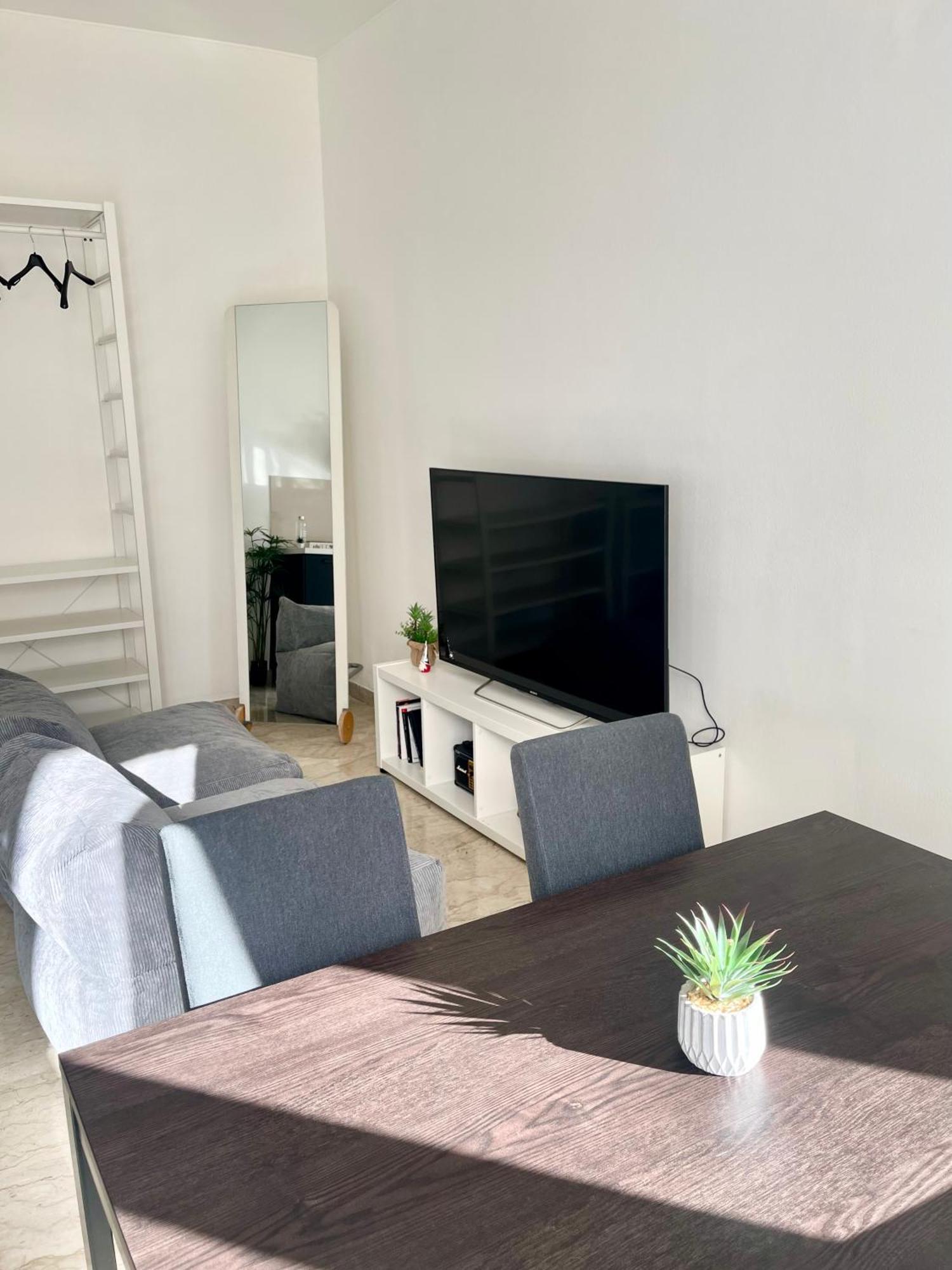 The White House, Modern Apartment In Center ミラノ エクステリア 写真